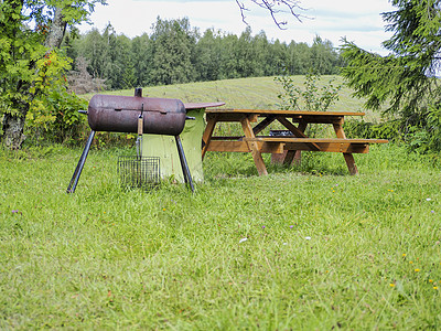 俄勒冈一个森林野营地的平面桌和BBQ坑图片