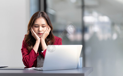 认真思考的亚洲女性关注在线问题解决方案 看着笔记本电脑屏幕 担心严肃的亚洲女商务人士专注于解决困难的工作计算机任务企业家危机互联图片