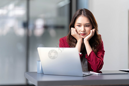 认真思考的亚洲女性关注在线问题解决方案 看着笔记本电脑屏幕 担心严肃的亚洲女商务人士专注于解决困难的工作计算机任务金融项目企业家图片