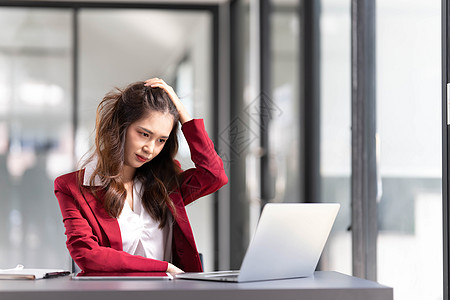 认真思考的亚洲女性关注在线问题解决方案 看着笔记本电脑屏幕 担心严肃的亚洲女商务人士专注于解决困难的工作计算机任务金融商业职业人图片