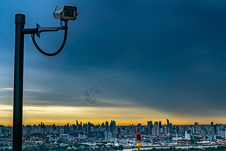 闭路电视监控 安保摄像头 在美丽的黄昏中与城市景象回击控制摄像机保安屏幕天空图片
