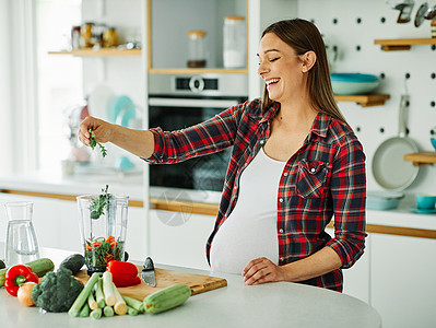 女人怀孕食品健康女性蔬菜怀孕母亲准备吃回家年轻沙拉快乐产妇健康厨房饮食绿色冰沙图片