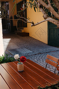 带白色桌子和椅子的空咖啡馆露台 咖啡馆餐厅的外观 室内街头咖啡馆 有鲜花和法式咖啡桌的舒适街道 用自行车装饰咖啡馆的门面 夏季露图片