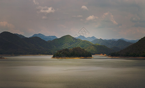 在日出或日落时 湖岸的景色与山脉在背景中天空城市森林树木旅行风景爬坡场景自然景观环境图片