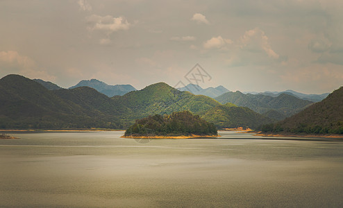 在日出或日落时 湖岸的景色与山脉在背景中天空自然景观树木森林风景蓝色城市环境场景娱乐图片