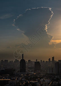 在日落前的天窗之夜 美丽景色的空中观赏 给今天余下时间带来舒缓的感觉风景戏剧性市中心天空建筑物时段城市黄金阳光景观图片