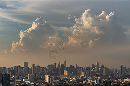 在日落前的天窗之夜 美丽景色的空中观赏 给今天余下时间带来舒缓的感觉首都地平线阳光太阳蓝色城市戏剧性天气时段橙子图片