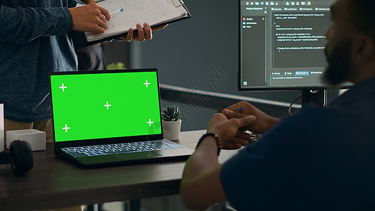 数据库管理员分析计算机上源代码和绿屏显示的数据库管理器图片