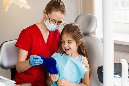 在牙科咨询儿童牙医 牙齿治疗 照镜子看牙医的孩子 快乐的牙科儿童患者医生女士卫生女孩孩子们考试镜子诊所钻头职业图片