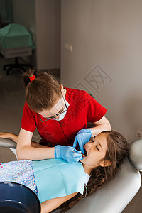 在牙科咨询儿童牙医 牙齿治疗 儿童牙医检查女孩的口腔和牙齿并治疗牙痛 快乐的牙科儿童患者药品医生病人考试工作女性诊所专家椅子孩子图片