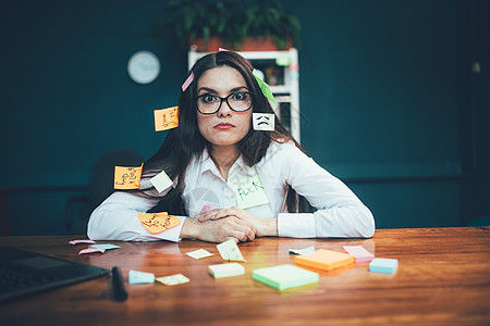 许多纸贴纸贴在年轻的高加索女商务人士身上 多任务概念 工作截止时间 刻画图象图片