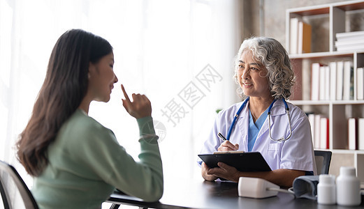 女高级医生正在阅读女病人的病史 并在诊所咨询期间与她交谈 身穿实验室大衣的医生坐在医院办公室的笔记本电脑后面男人互联网职业保健诊图片