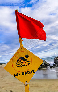 红旗游泳在墨西哥的埃斯康迪多港禁止高浪图片
