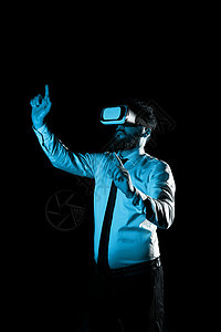 男人戴着 Vr 眼镜 用两根手指指着重要信息 有虚拟现实眼镜和显示重要信息的商务人士技术电子游戏商业科学人士数字黑色手机创新男性图片