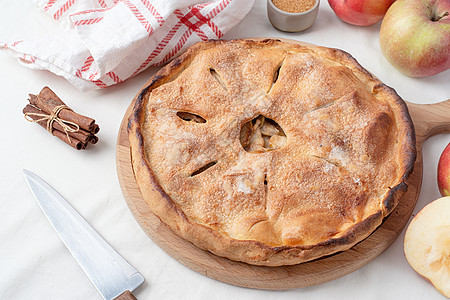 带新鲜红苹果的自制苹果派馅饼感恩桌子假期高架肉桂乡村水果糕点蛋糕图片