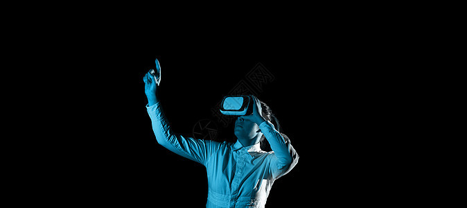 女人戴着 Vr 眼镜 用一根手指指着重要信息 有虚拟现实眼镜和显示重要信息的女商务人士男性电脑科学黑色背光背景耳机创新乐趣商务图片