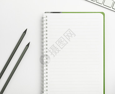 不同的办公用品 彩色贴纸 笔记本 钢笔 铅笔 尺子 记号笔 不同的学校项目 重要信息 躺在桌子上的配件办公室木头床单工具留言板素图片