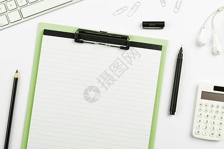 不同的办公用品 彩色贴纸 笔记本 钢笔 铅笔 尺子 记号笔 不同的学校项目 重要信息 躺在桌子上的配件记事本职业材料电脑商业活页图片