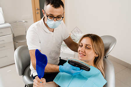 牙齿美白 病人看牙齿颜色深浅指南 牙科 医生在牙科诊所检查牙齿颜色匹配样本牙医阴影示范测试口服单板打扫假肢治疗假牙图片