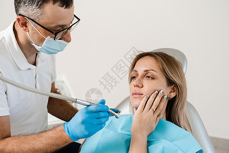有魅力的女人害怕牙医 牙医在牙科咨询受惊的女孩 牙科治疗牙齿和牙痛卫生考试女士工具矫正微笑病人药品医生诊所图片