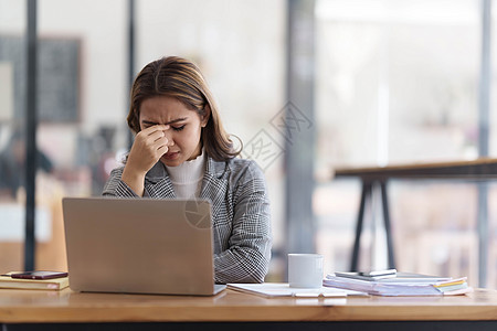 认真思考的亚洲女性关注在线问题解决方案 看着笔记本电脑屏幕 担心严肃的亚洲女商务人士专注于解决困难的工作计算机任务技术商业桌子职图片