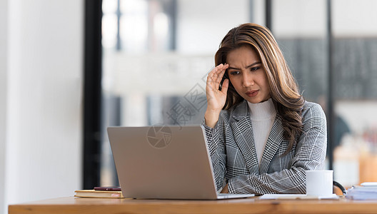 认真思考的亚洲女性关注在线问题解决方案 看着笔记本电脑屏幕 担心严肃的亚洲女商务人士专注于解决困难的工作计算机任务人士自由职业者图片