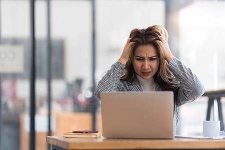 认真思考的亚洲女性关注在线问题解决方案 看着笔记本电脑屏幕 担心严肃的亚洲女商务人士专注于解决困难的工作计算机任务互联网项目金融图片