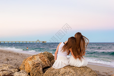 日落时 热带海岸的适女少女女孩情调游客运动支撑旅游太阳旅行海滨闲暇图片
