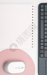 鼠标特写彩色纸 在键盘旁边的桌上有重要信息 主要资料写在笔记本上 学校用品 多类收藏办公室文具 笑声办公用品日记地点材料高视角桌子床单创背景