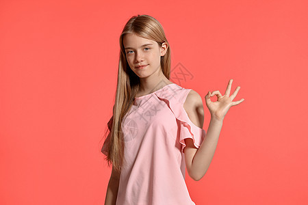 演播室肖像 一个美丽的女孩金发少女 穿着玫瑰色的T恤 在粉红色的背景青年工作室学生大学乐趣成人金发女郎情怀教育孩子图片