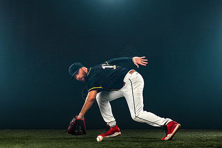 暗底背景的棒球选手 球员肖像棒球帽墙纸大学成功旋转蝙蝠男人运动员训练玩家图片