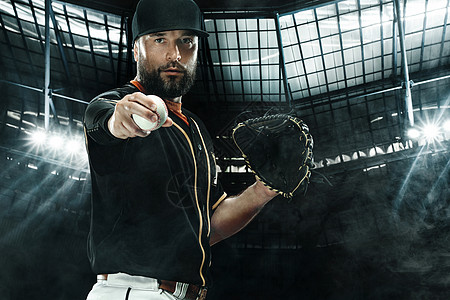 球员在大竞技场 球员在暗底背景上行动成人运动游戏玩家罢工体育场男性棒球帽蝙蝠选手图片