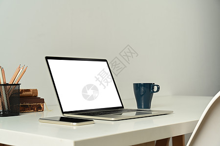 白桌上有空白屏幕 平板电脑 书籍和咖啡的笔记本电脑图片