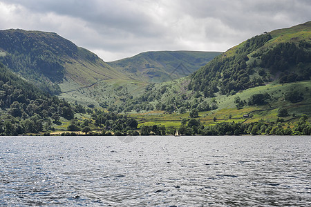 从Ullswater到Cumbria湖区Glenridding附近坠落的景象风景假期天空旅行蓝色白色支撑爬坡农村旅游图片