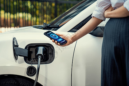智能手机上的电池状态接口 用于未来逐步补给燃料概念的智能手机插头充值活力收费充电站屏幕数据商业车辆电话图片