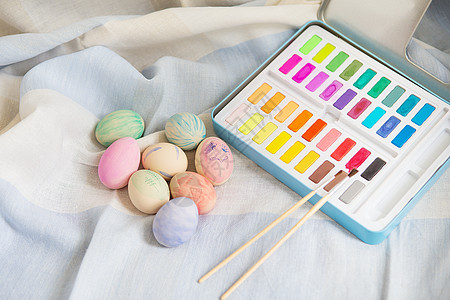 涂有水彩漆的彩色复活节彩蛋 用手画图片