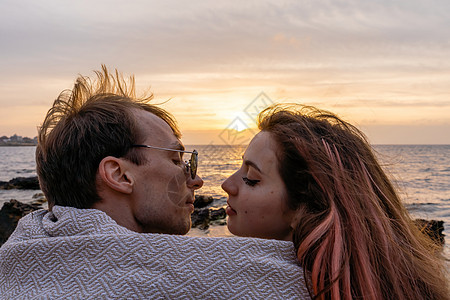 恋人的肖像 浪漫的恋人拥抱 亲吻 触摸 日落时的目光接触 日出在大海的背景下 太阳 火红 橙色的云彩家庭情人成人假期阳光男人橙子图片