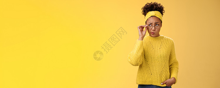 不确定周到犹豫可爱的非洲裔美国千禧年少女戴着圆眼镜毛衣头带解谜头脑抬头怀疑触摸眼镜假笑 思考黄色背景同事女朋友大学互联网思维印象图片