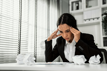 一名胜任的女雇员 由于过度工作而完全精疲力尽员工苦恼办公房女士综合症秘书经理管理人员电脑办公室图片