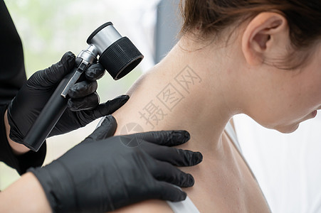 皮肤科医生通过皮解剖镜检查病人的内脏女士脖子药品诊断调查女性美容师检查测试考试图片