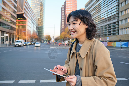 年轻韩国学生的肖像 女孩带着数字石板在城里走来走去 站在街上 在户外使用自己的小工具游客用户设计师艺术界面成人街道女性技术城市图片