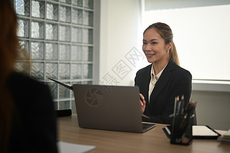 千禧一代女性招聘经理在求职面试中倾听女性求职者的工作经历图片