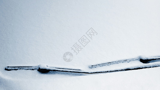 一辆有擦雨机的汽车上有雪花挡风玻璃 关于交通和道路安全的冬季概念车辆风暴窗户降雪温度气候冻结服务玻璃水器图片