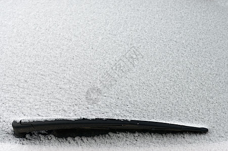 一辆有擦雨机的汽车上有雪花挡风玻璃 关于交通和道路安全的冬季概念风暴危险天气旅行气候暴风雪窗户玻璃运输车辆图片