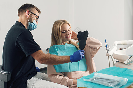 治疗年轻女病人牙齿的牙医的肖像 笑声手术卫生保健医生健康从业者女性办公室微笑卫生员图片