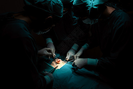 外科小组在无菌手术室为病人做手术疾病医院助手操作手术室保健医师面具器械护士图片