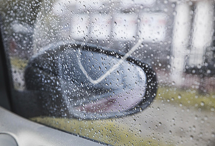 车窗上的雨滴液体流动环境挡风玻璃风暴水滴洗车玻璃天气城市图片