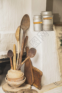 在一个乌克兰老小屋中的木制和陶瓷盘图片