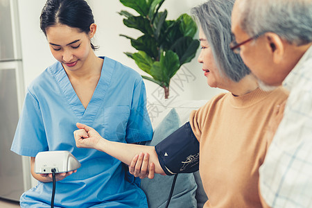 一位过着充实生活的老年妇女 经过血压检查后 她已经满足了生活保险服务帮助设施压力家庭病人男人护士保健图片