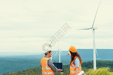 在山顶风力农场工作的工程师的进化概念 3月1日女性工人发电机技术商业头盔环境男人技术员涡轮机图片